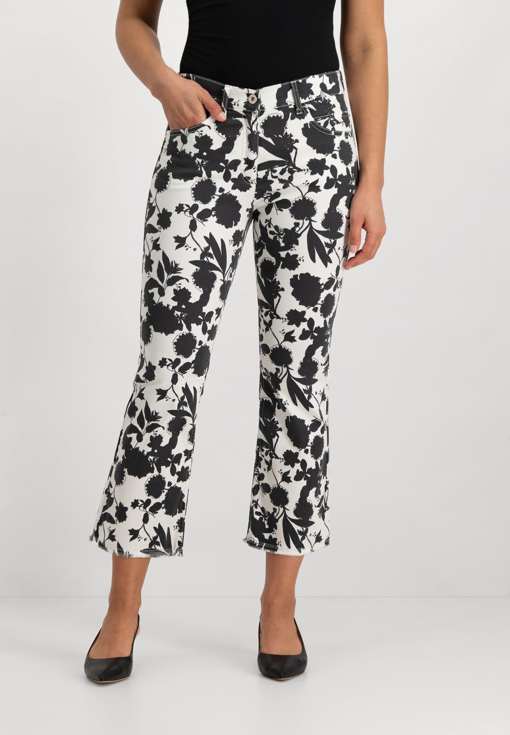Twigie Shape-On 7/8 Bootcut Jeans | Black and White